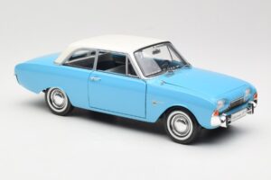 Ford Taunus 17M P2 ブルー Revell 1:18 08817 メタル - 画像 6/8