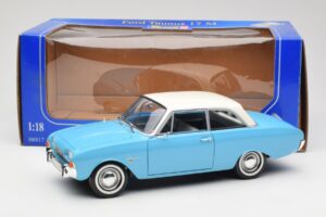 Ford Taunus 17M P2 ブルー Revell 1:18 08817 メタル - 画像 8/8