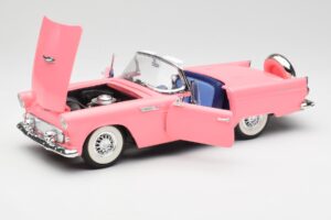 Ford Thunderbird ピンク Revell 1:18 8804 メタル - 画像 2/8