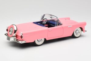 Ford Thunderbird ピンク Revell 1:18 8804 メタル - 画像 3/8