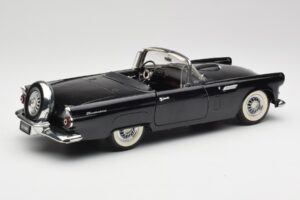 Ford Thunderbird コンバーチブル ブラック Revell 1:18 8818-M1 メタル - 画像 3/8