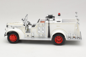 GMC ファイアトラック ホワイト Road Signature 1:18 20068 メタル - 画像 4/9