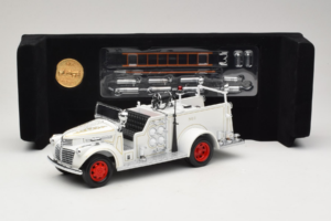 GMC ファイアトラック ホワイト Road Signature 1:18 20068 メタル - 画像 8/9