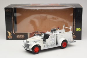GMC ファイアトラック ホワイト Road Signature 1:18 20068 メタル - 画像 9/9