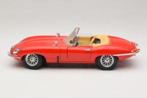 Jaguar E-Type Series 1 カブリオレ レッド Bburago 1:18 3038 メタル - 画像 4/8