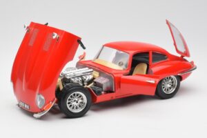 Jaguar E-Type レッド Bburago 1:18 3018 メタル - 画像 2/8