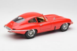 Jaguar E-Type レッド Bburago 1:18 3018 メタル - 画像 3/8