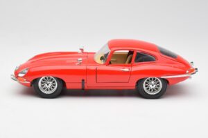 Jaguar E-Type レッド Bburago 1:18 3018 メタル - 画像 4/8