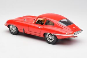 Jaguar E-Type レッド Bburago 1:18 3018 メタル - 画像 7/8