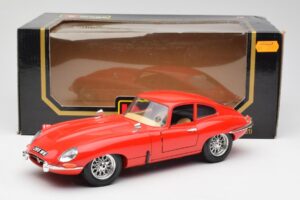 Jaguar E-Type レッド Bburago 1:18 3018 メタル - 画像 8/8