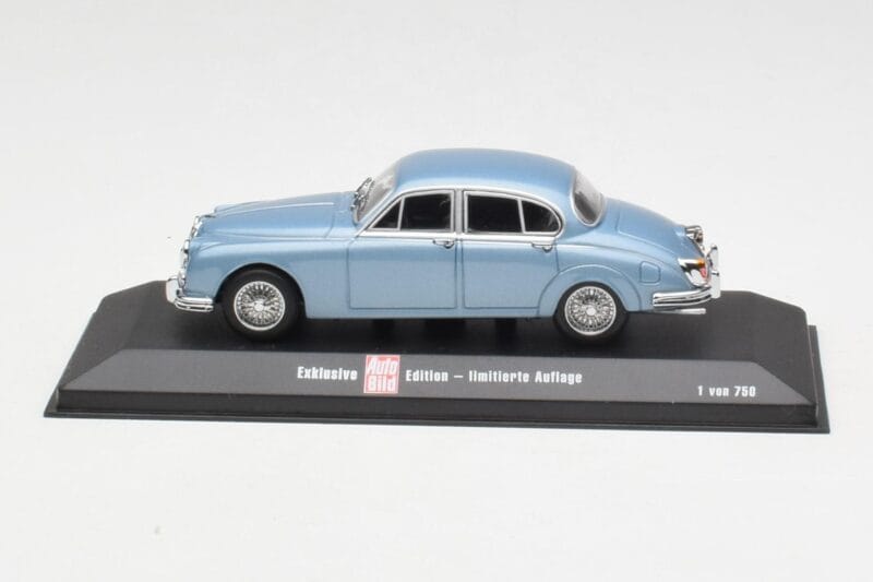 Jaguar Mk II Blue Metallic Minichamps 1:43 433130604 メタル