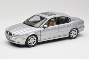 Jaguar X-Type シルバー Maisto 1:18 7271328 メタル