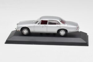 Jaguar XJ12 Series II シルバー Minichamps 1:43 400130401 メタル