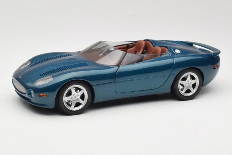 Jaguar XK180 グリーン Maisto 1:18 50337 メタル