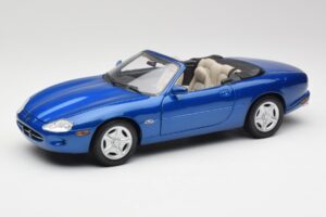 Jaguar XK8 X100 カブリオレ アジュールブルー Maisto 1:18 50286 メタル