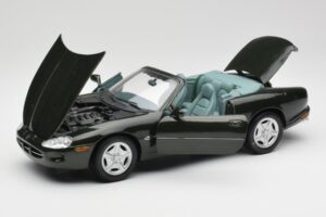 Jaguar XK8 X100 カブリオレ ブリティッシュレーシンググリーン Maisto 1:18 50285 メタル - 画像 2/8
