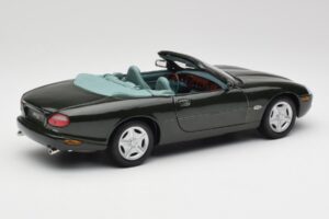 Jaguar XK8 X100 カブリオレ ブリティッシュレーシンググリーン Maisto 1:18 50285 メタル - 画像 3/8
