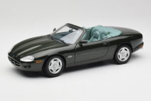 Jaguar XK8 X100 カブリオレ ブリティッシュレーシンググリーン Maisto 1:18 50285 メタル