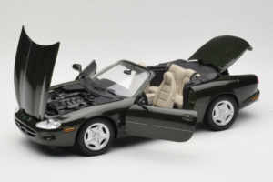 Jaguar XK8 Green Metallic ライトグレーインテリア Maisto 1:18 31836 メタル - 画像 2/8