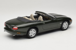 Jaguar XK8 Green Metallic ライトグレーインテリア Maisto 1:18 31836 メタル - 画像 3/8