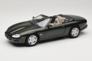 Jaguar XK8 Green Metallic ライトグレーインテリア Maisto 1:18 31836 メタル
