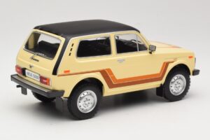 Lada Niva 2121 California ベージュ MCG 1:18 MCG18004 メタル - 画像 2/6