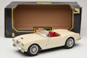 Lancia Aurelia B24 Spider ベージュ Bburago 1:18 3010-M2 メタル - 画像 8/8