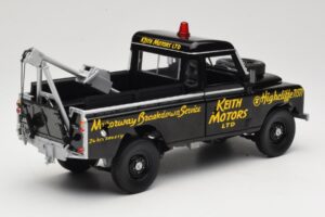 Land Rover Series III レッカー車 ブラック Universal Hobbies 1:18 4411 メタル - 画像 3/8