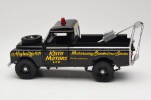 Land Rover Series III レッカー車 ブラック Universal Hobbies 1:18 4411 メタル - 画像 4/8