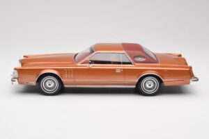 Lincoln Continental Mark V Crystal Apricot Metallic MCG 1:18 MCG18370 メタル - 画像 3/6