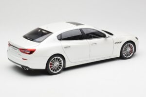 Maserati Quattroporte VI GTS アルパインホワイト AUTOart 1:18 75808 メタル - 画像 3/8