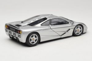 McLaren F1 シルバー UT Models 1:18 530133180-R1 メタル - 画像 3/8