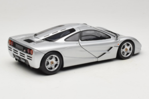 McLaren F1 シルバー UT Models 1:18 530133180 メタル - 画像 3/8