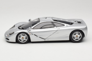 McLaren F1 シルバー UT Models 1:18 530133180 メタル - 画像 4/8
