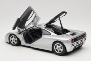 McLaren F1 シルバー UT Models 1:18 530133180 メタル - 画像 5/8