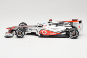 McLaren MP4-25 Mercedes #1 J. Button Vodafone McLaren Showcar F1 2010 Minichamps 1:18 530101801 メタル - 画像 3/7