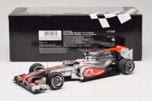 McLaren MP4-25 Mercedes #1 J. Button Vodafone McLaren Showcar F1 2010 Minichamps 1:18 530101801 メタル - 画像 6/7
