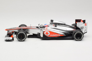 McLaren MP4-28 Mercedes #5 J. Button Vodafone McLaren F1 2013 Minichamps 1:18 530131805 メタル - 画像 3/7