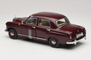 Mercedes 180 Ponton ダークレッド Revell 1:18 08876 メタル - 画像 5/6
