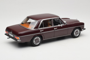 Mercedes 200 W115 ダークレッドブラウン Norev 1:18 183778 メタル - 画像 3/8