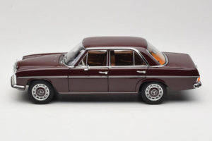 Mercedes 200 W115 ダークレッドブラウン Norev 1:18 183778 メタル - 画像 4/8