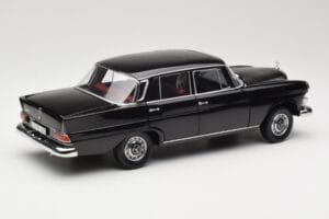 Mercedes 200 W110 ブラック Norev 1:18 183574 メタル - 画像 3/8