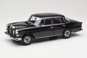 Mercedes 200 W110 ブラック Norev 1:18 183574 メタル