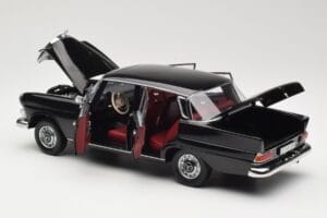 Mercedes 200 W110 ブラック Norev 1:18 183574 メタル - 画像 5/8