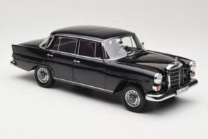 Mercedes 200 W110 ブラック Norev 1:18 183574 メタル - 画像 6/8