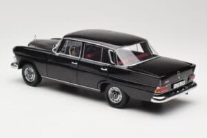 Mercedes 200 W110 ブラック Norev 1:18 183574 メタル - 画像 7/8