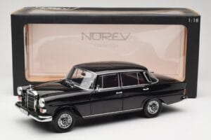 Mercedes 200 W110 ブラック Norev 1:18 183574 メタル - 画像 8/8