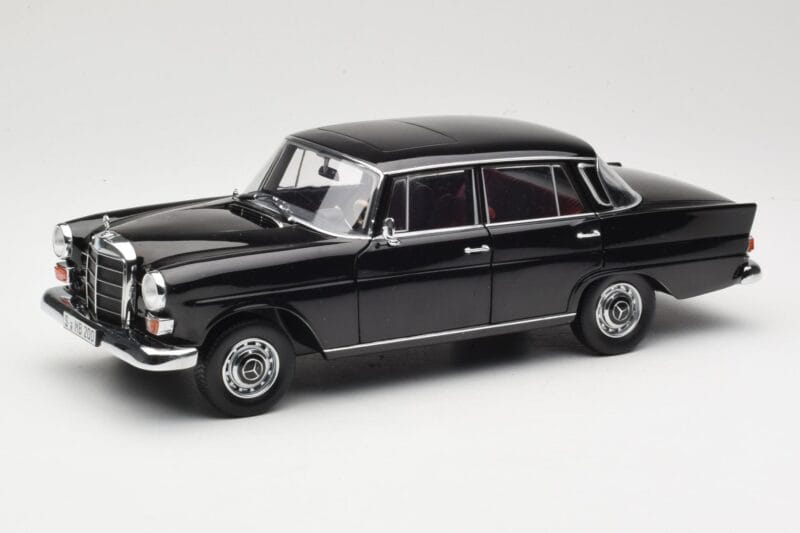 Mercedes 200 W110 ブラック Norev 1:18 183574 メタル