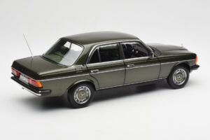 Mercedes 200 W123 サイプレス グリーン メタリック ディーラー エディション Norev 1:18 B66040654 メタル - 画像 3/8
