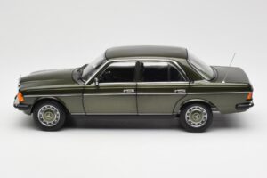 Mercedes 200 W123 サイプレス グリーン メタリック ディーラー エディション Norev 1:18 B66040654 メタル - 画像 4/8